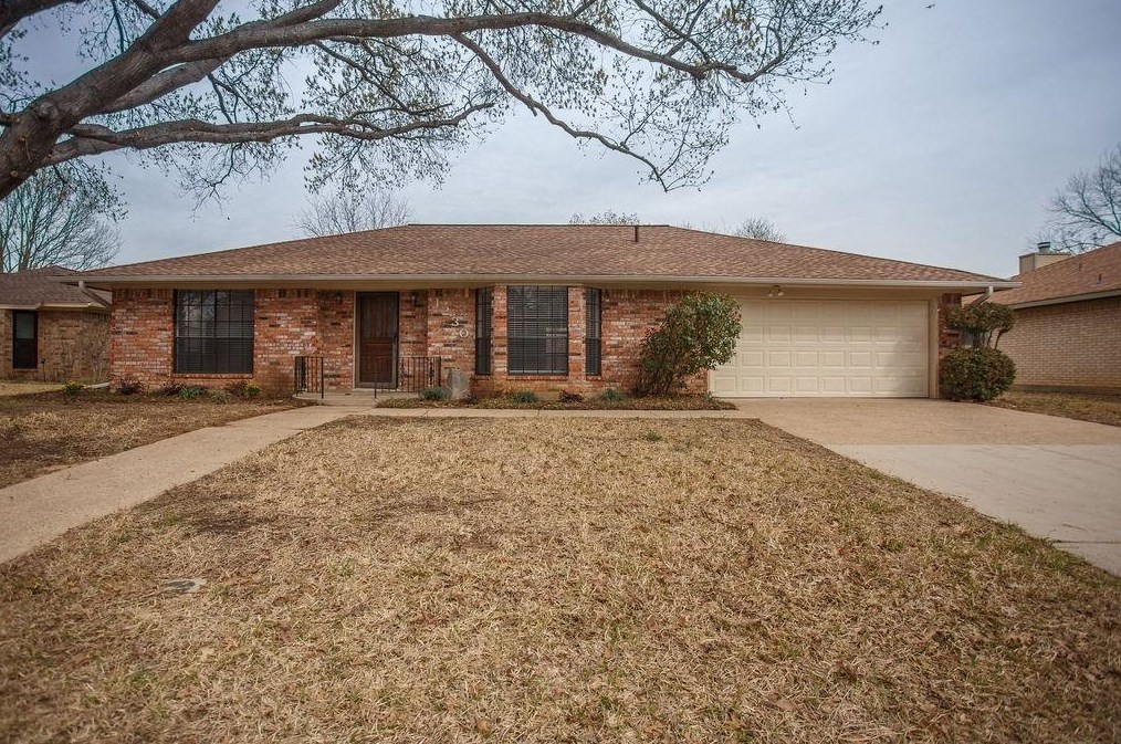 1230 Brookfield Ln, Midlothian, TX 76063