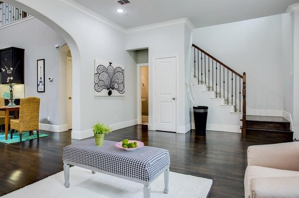 2221 Longwood Dr, Carrollton TX  75010-4910 exterior