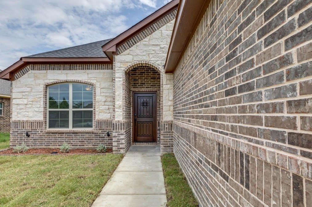 1422 Avenue C, Grand Prairie TX  75051-3417 exterior