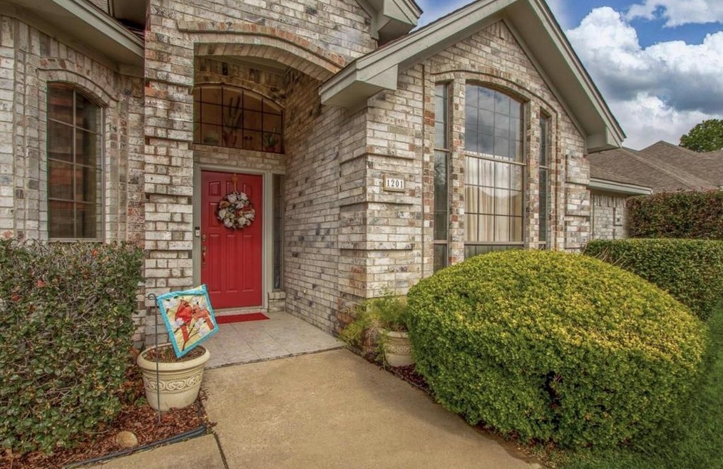 1201 Oakgrove Ln, Bedford, TX 76021