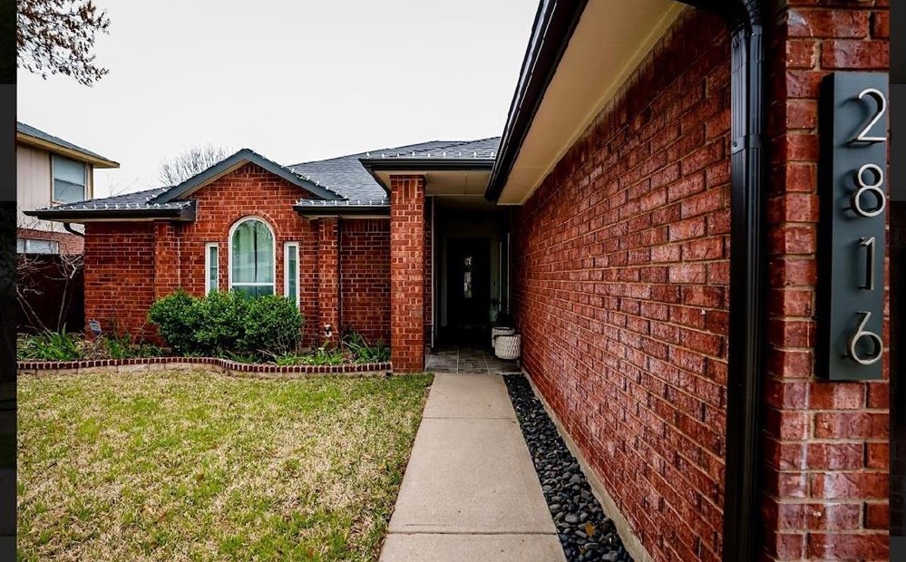 2816 Timber Ct, Grand Prairie TX  75052-4430 exterior