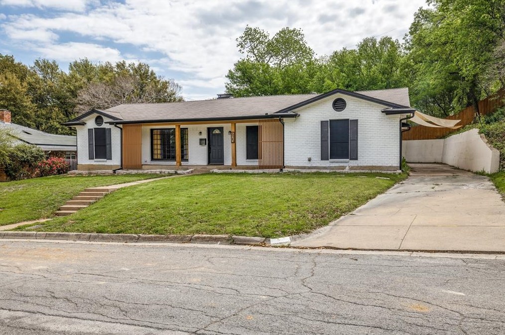 625 Blue Lake Dr, Fort Worth, TX 76103