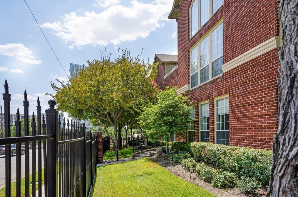 1002 W Belknap St, Haltom City, TX 76102