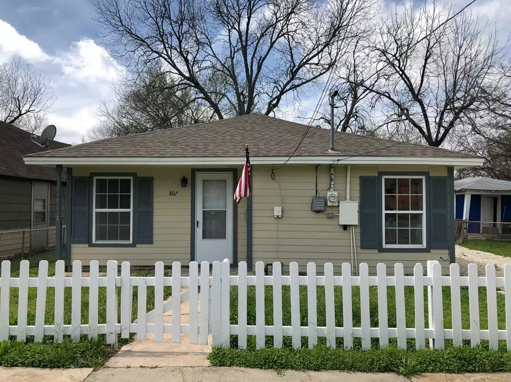 807 Lawrence St, Whitesboro, TX 76240