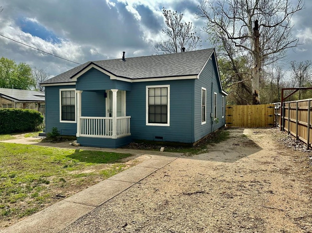 210 8th St, Joshua, TX 76058