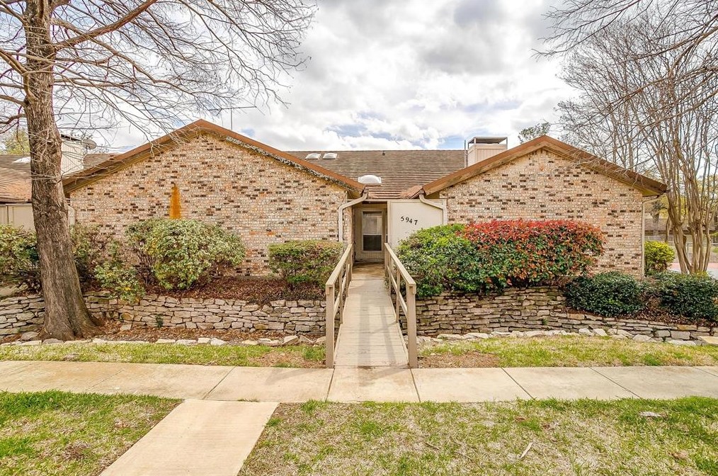 5947 Chimney Wood Cir, Fort Worth, TX 76112