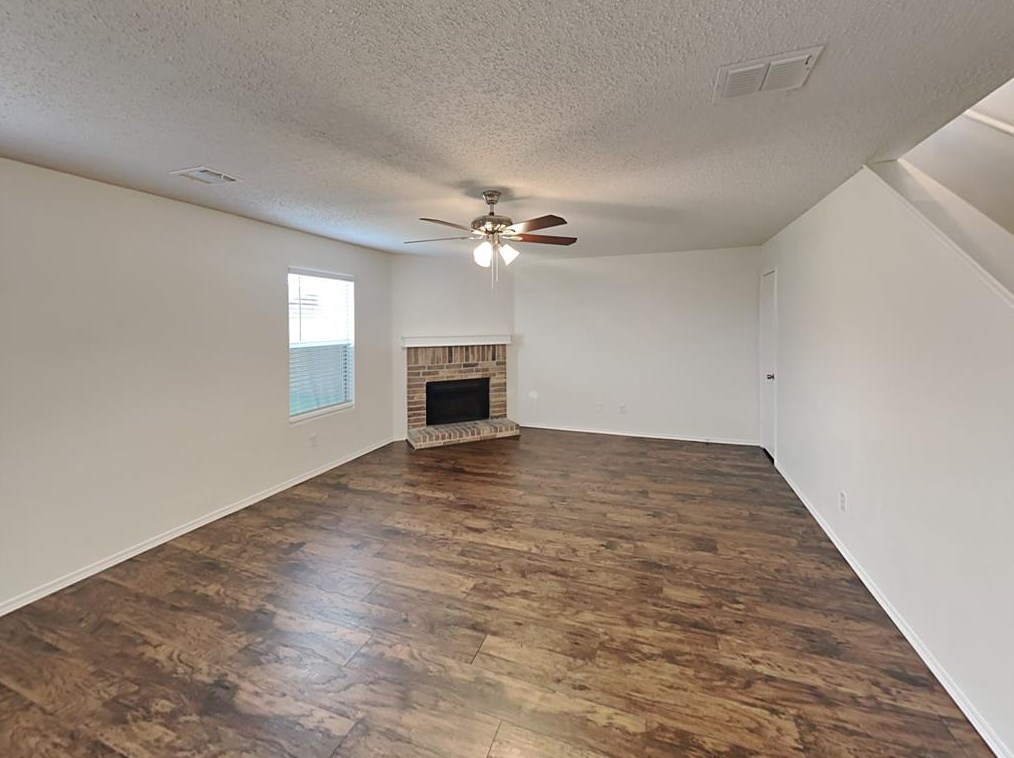 4059 Hunters Creek Dr, Fort Worth, TX 76123
