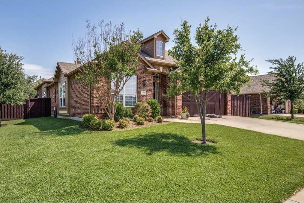 2401 Deerwood Dr, Oak Point, TX 75068
