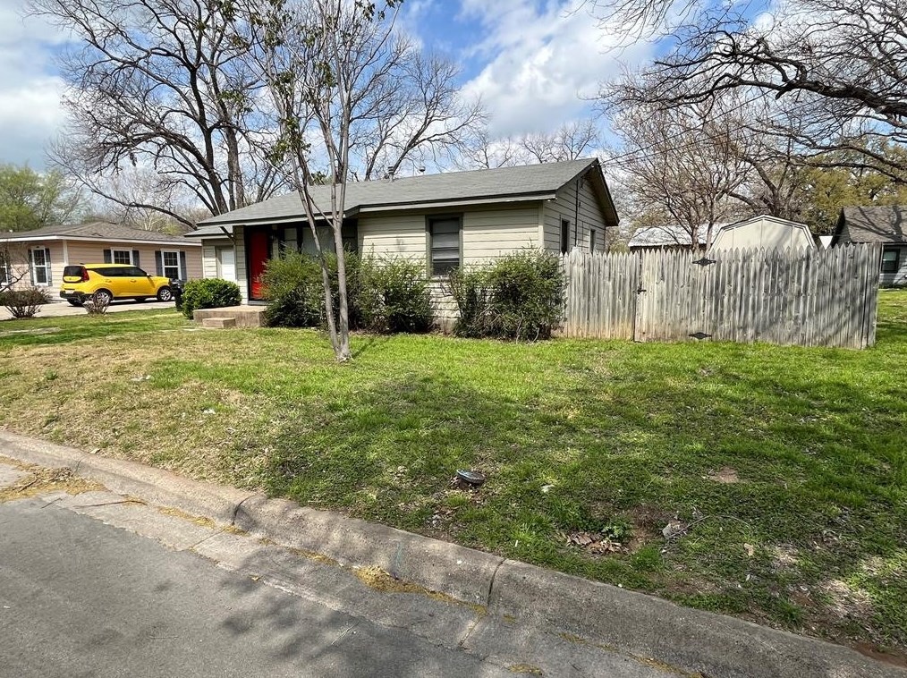 314 W Rucker St, Granbury, TX 76048