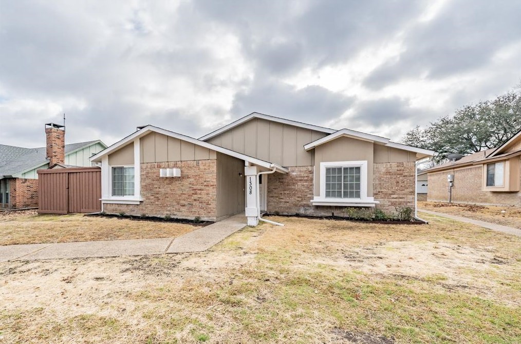 1308 Golden Grove Dr, Mesquite, TX 75149