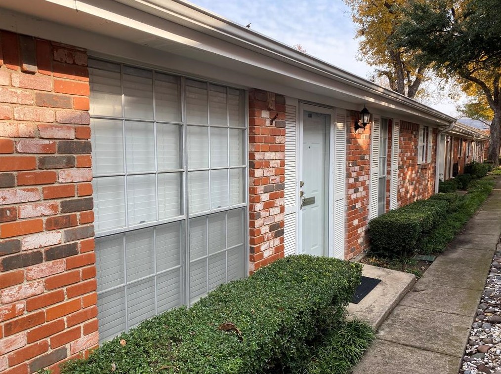 911 Roaring Springs Rd, Fort Worth, TX 76114