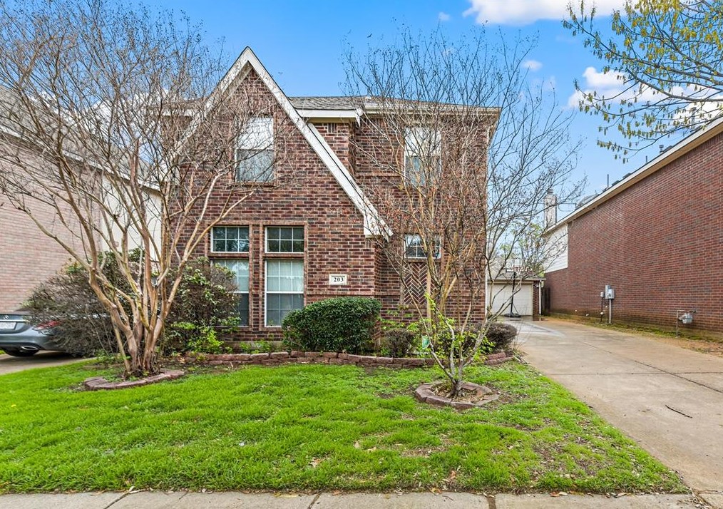 203 Patriot Ln, Euless, TX 76040