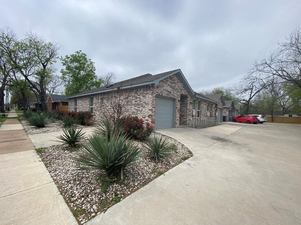 301 E Willingham St #a, Cleburne, TX 76031