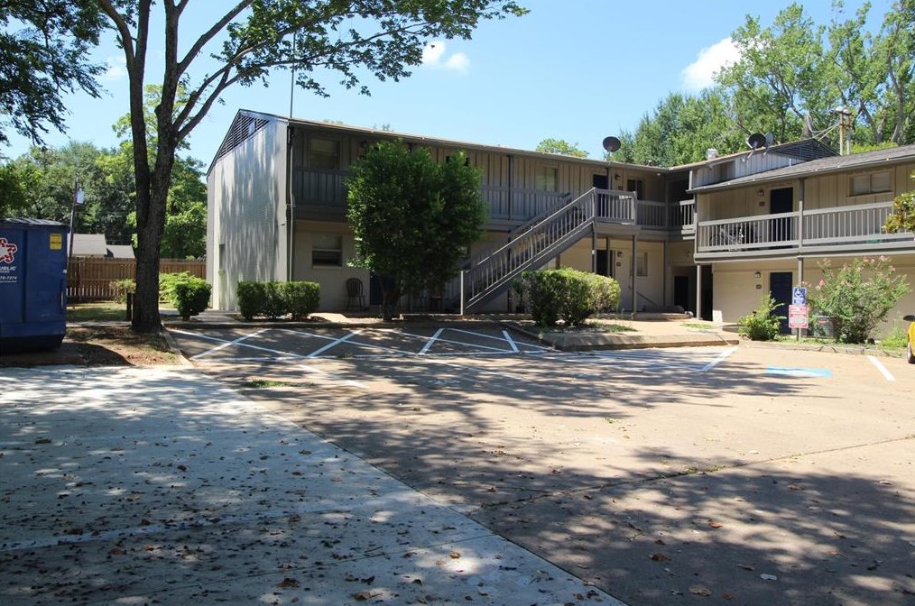 207 W College St #106, Athens, TX 75751