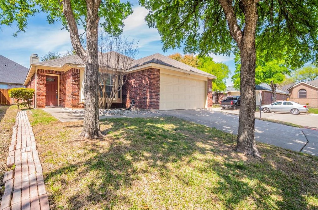 807 Palomino Dr, Euless, TX 76039