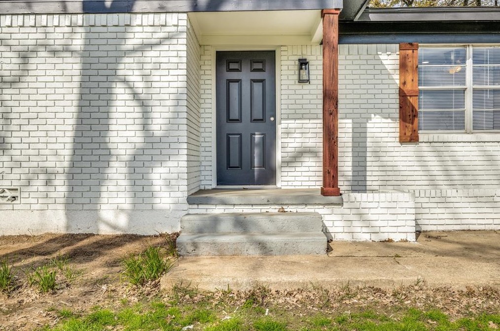 201 N Ash Ave, Azle, TX 76020