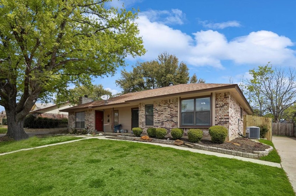 2916 Penny Ln, Euless, TX 76039