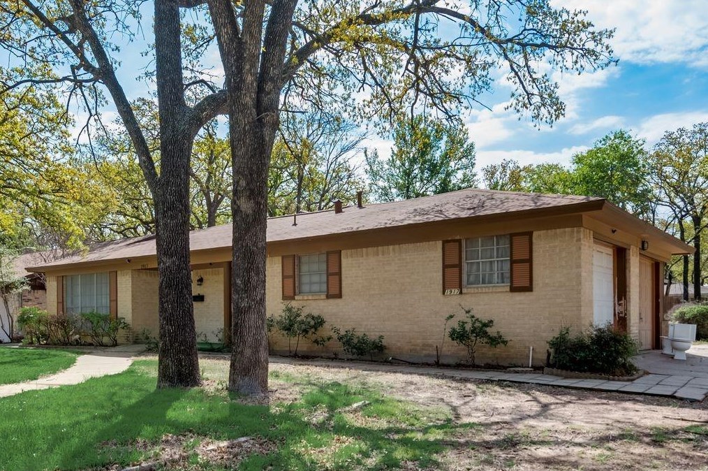 1917 Windlea Dr, Euless, TX 76040