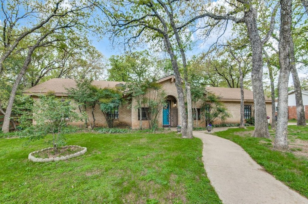 107 Shadow Ln, Euless, TX 76039