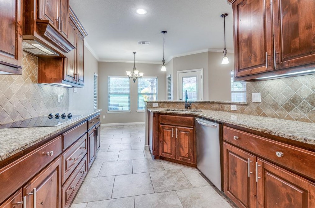 637 N Stewart St, Azle, TX 76020