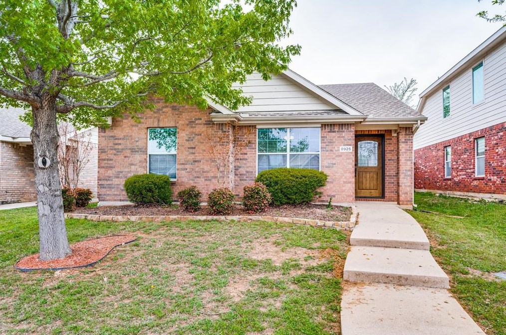 8925 Stewart St, Aubrey, TX 76227