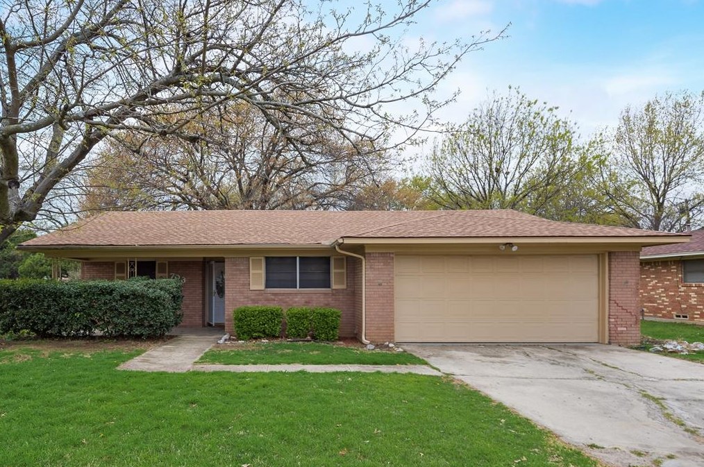 703 Melody Ln, Whitesboro, TX 76240