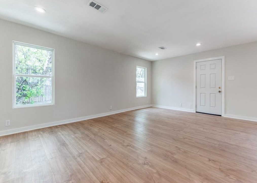 1919 Peak St, Dallas TX  75204-4423 exterior