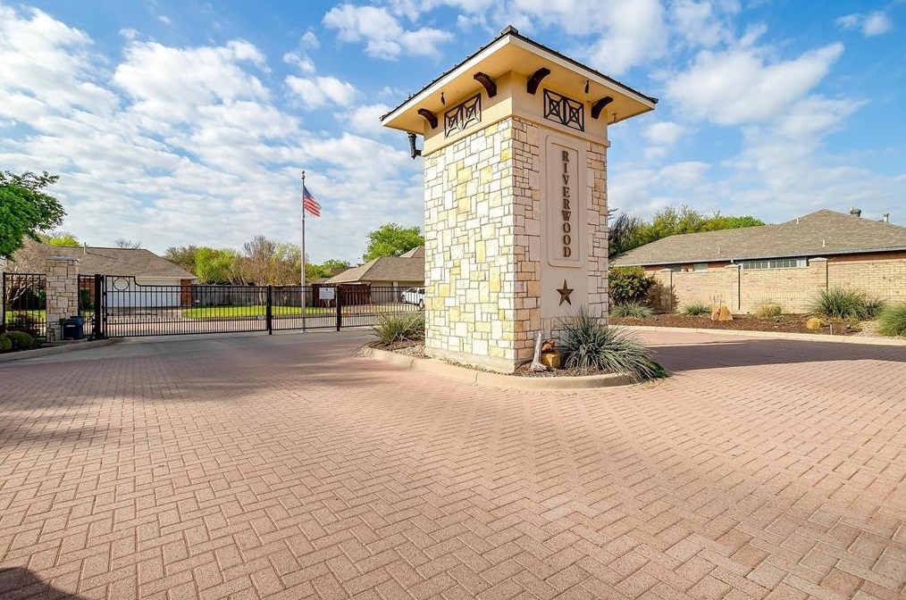 3212 Riverwood Dr, Fort Worth, TX 76116