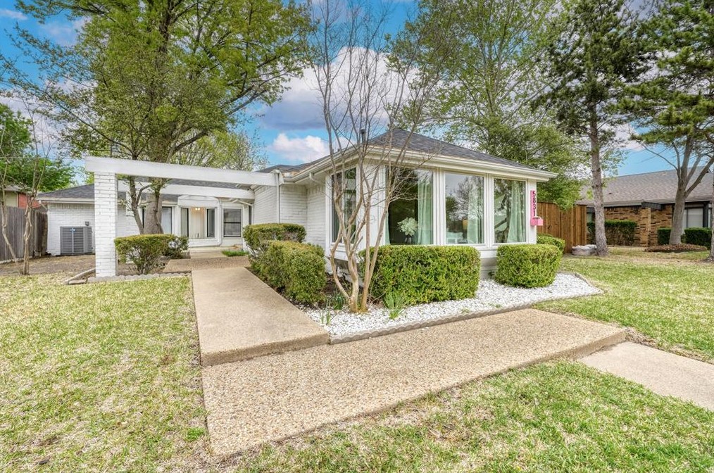 5831 Smoke Glass Trl, Dallas, TX 75252-2350