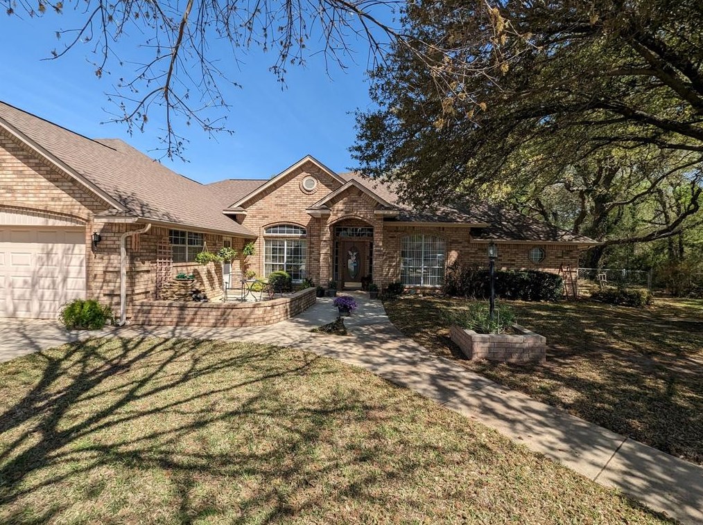 1704 Meadowbrook Ct, Decatur, TX 76234