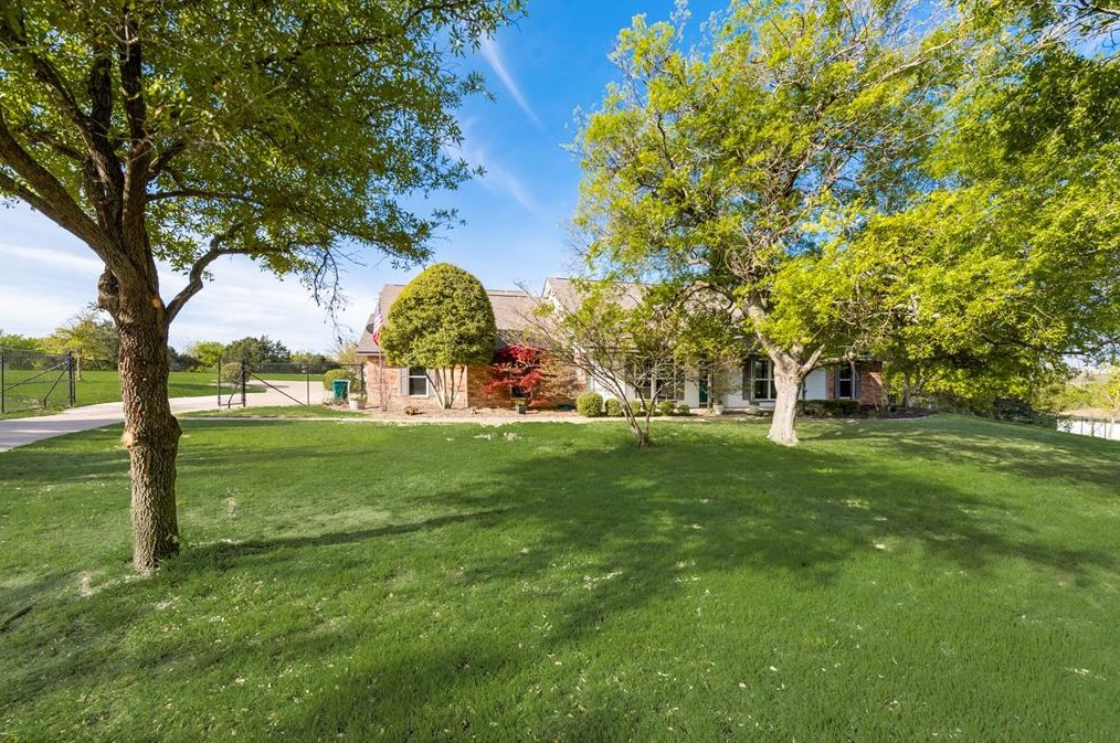 692 Loop Dr, Cedar Hill, TX 75104-3125