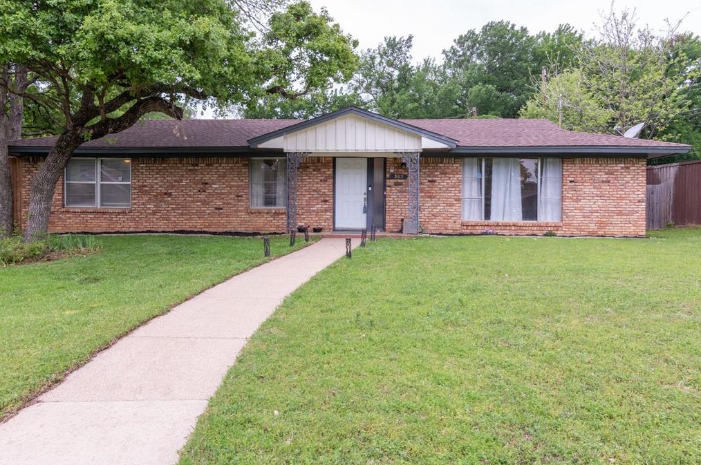 302 Dunaway Dr, Euless, TX 76040