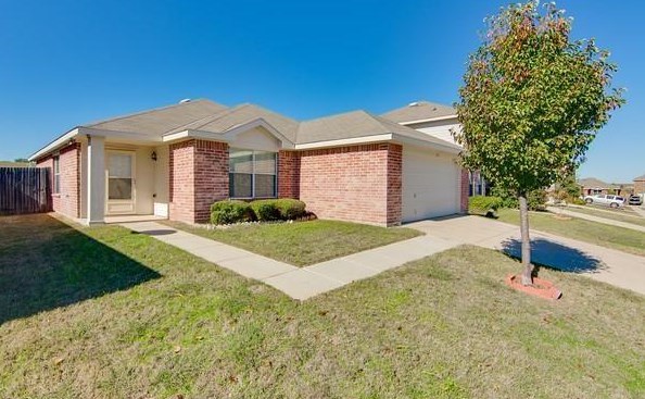 621 Woodpecker Ln, Fort Worth, TX 76108