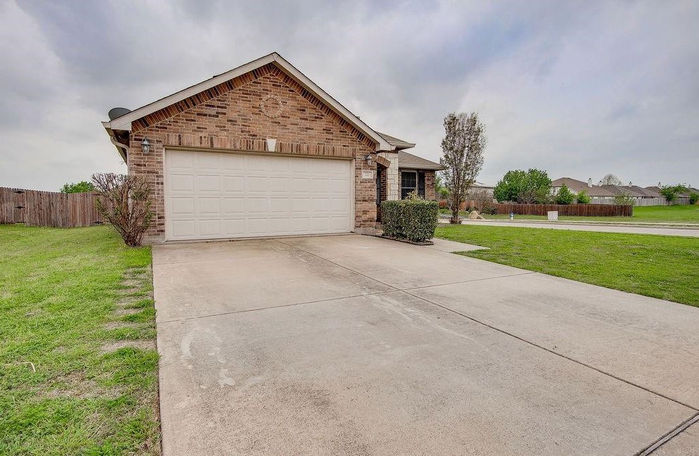 727 Daughters Dr, Burleson, TX 76028