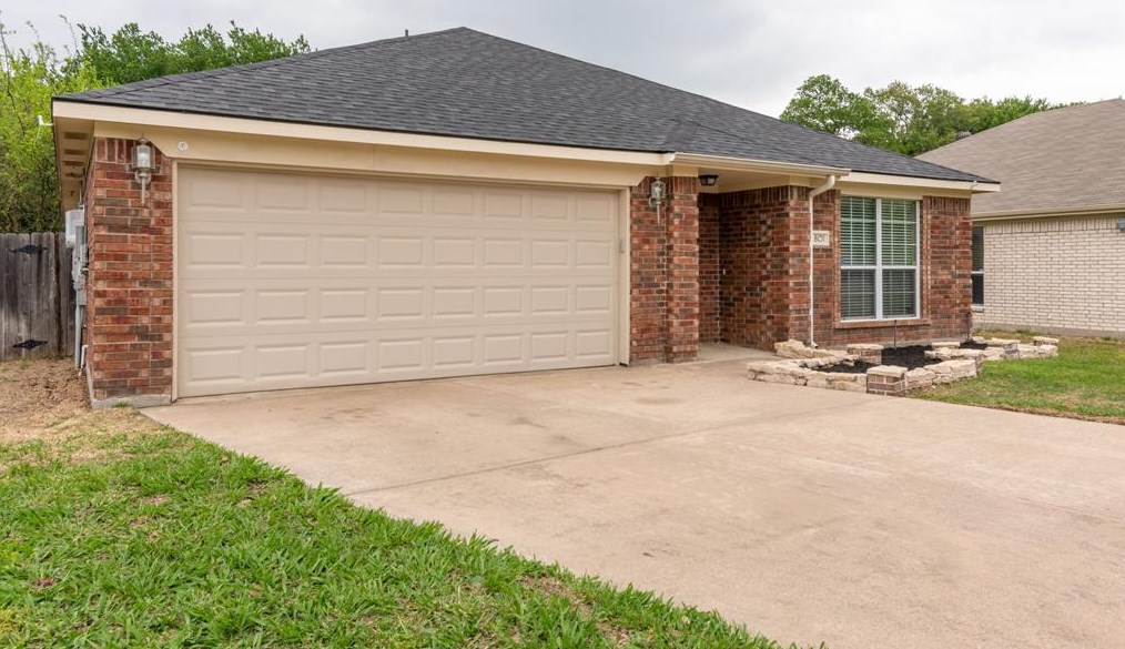 801 Deedee Creek Dr, Euless, TX 76040