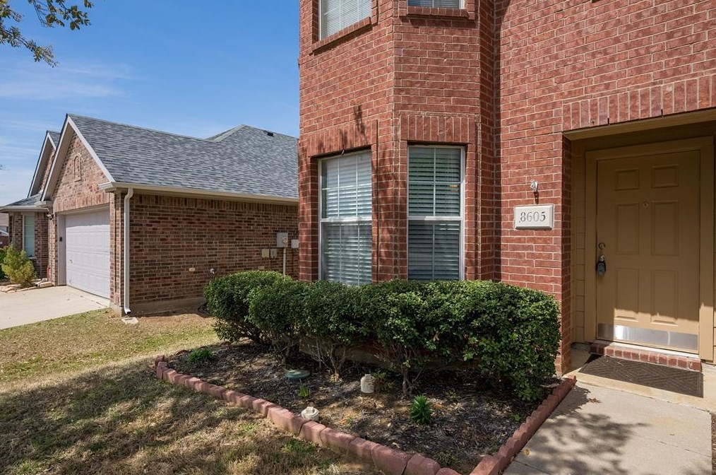 8605 Wagon Trl, Aubrey, TX 76227