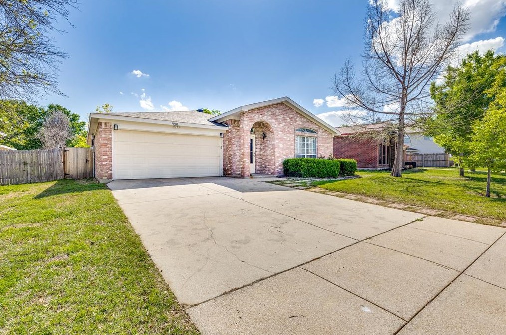 7908 Fox Chase Dr, Fort Worth, TX 76137