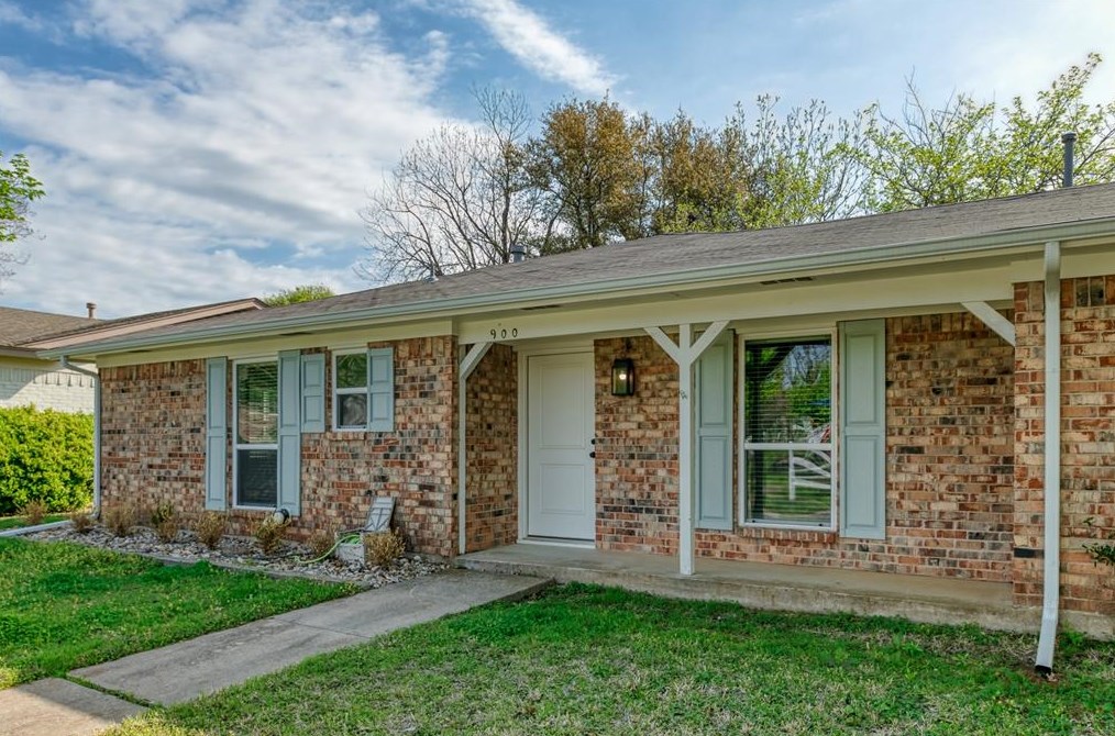 900 Monterrey St, Bedford, TX 76022