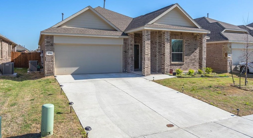 1713 Lake Grove Dr, Oak Point, TX 75068