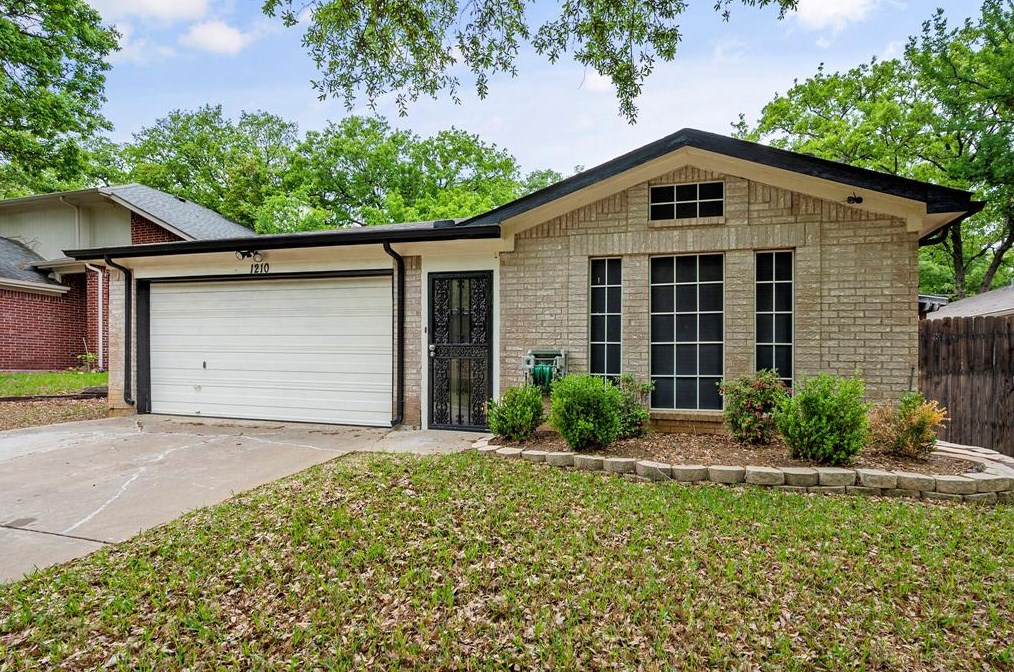 1210 Cardinal Oaks Dr, Midlothian, TX 76063