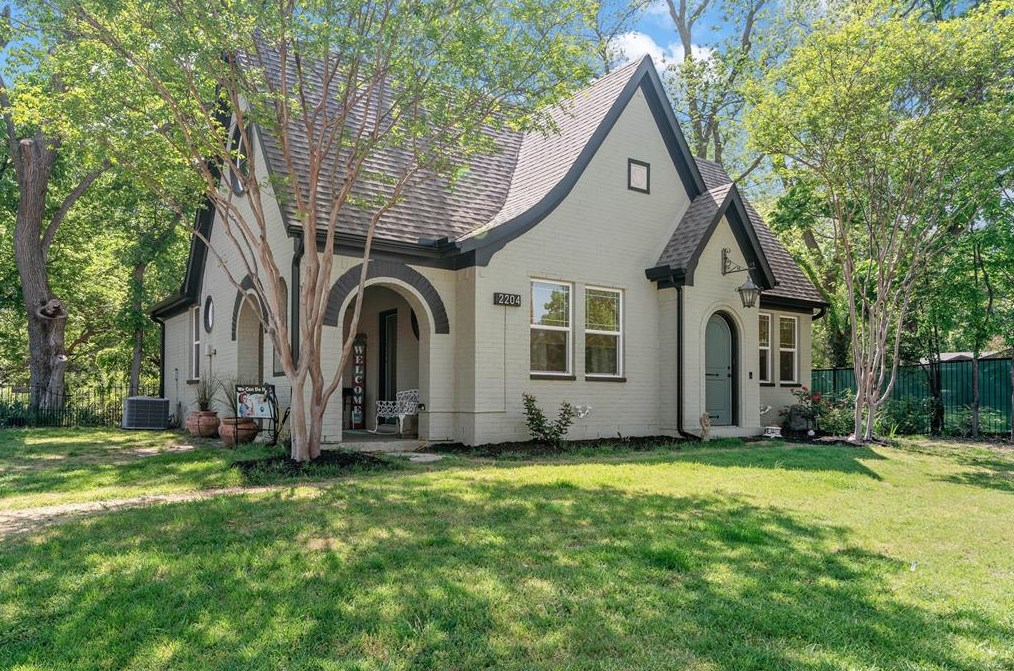2204 Burning Tree Ln, Denton, TX 76209