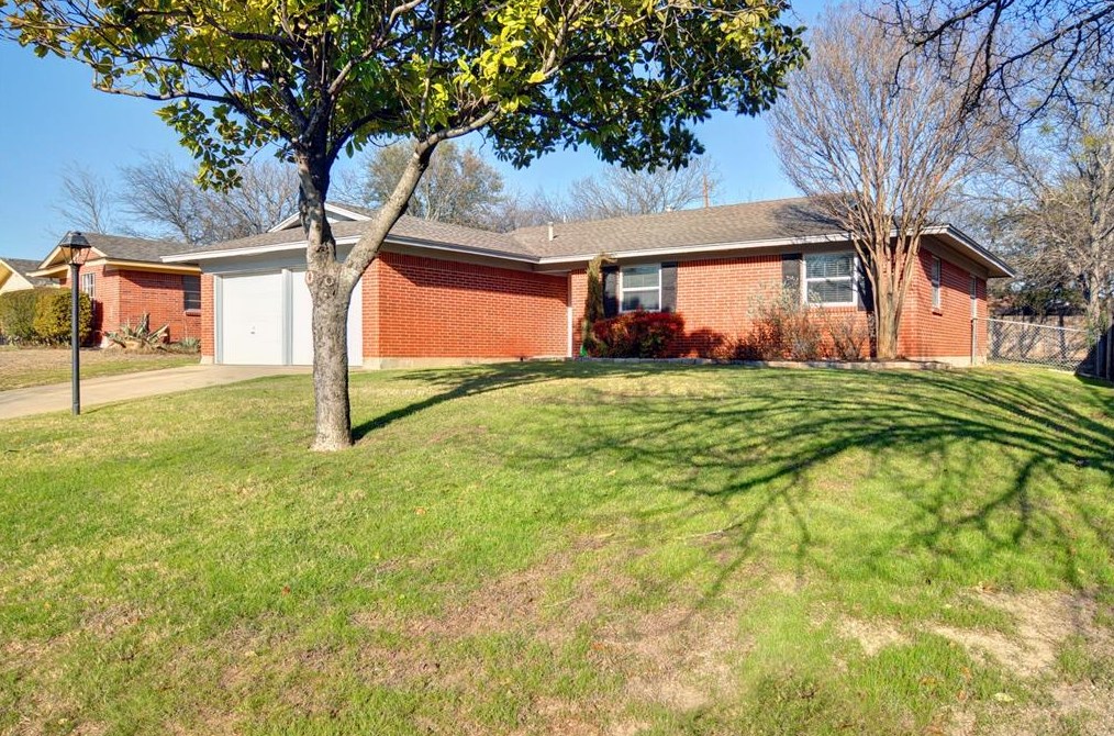 208 Rolling Hills Dr, Aledo, TX 76008