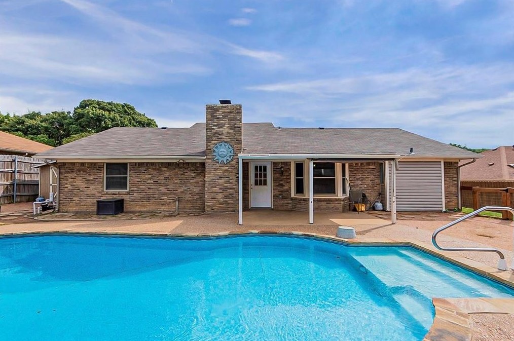 213 Meadowhill Dr, Fort Worth, TX 76126