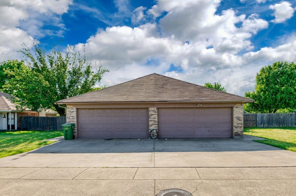 6631 Parkview Dr, Fort Worth, TX 76182