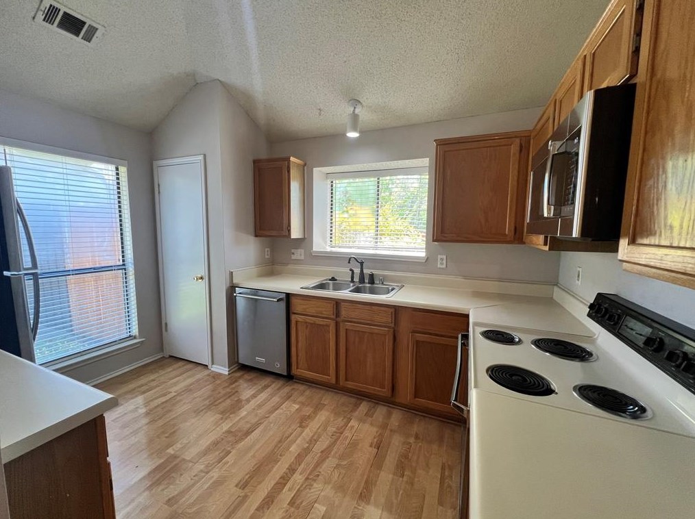 2701 Knights Bridge Dr, Rowlett, TX 75088