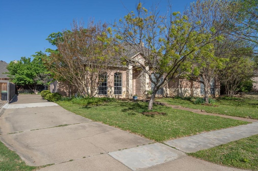 8421 Brandonwood Dr, Fort Worth, TX 76182