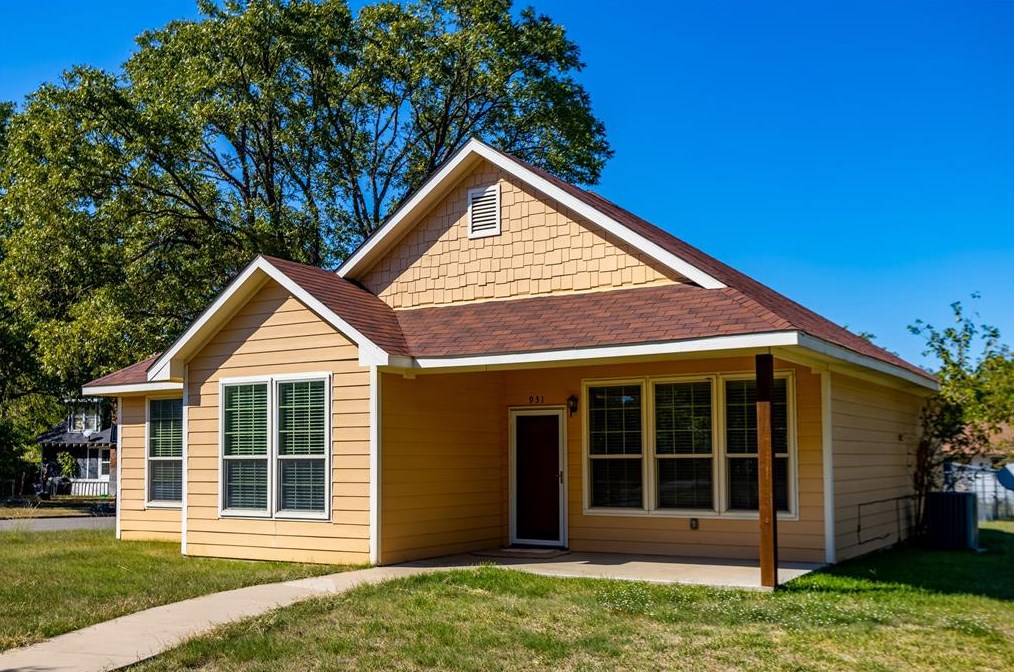 931 W Walker St, Denison, TX 75020