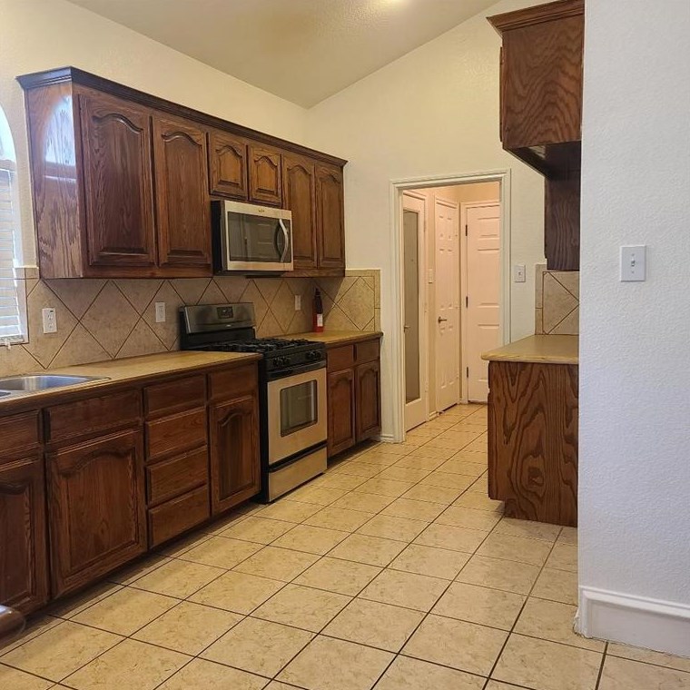 7805 Roswell Ct, Arlington TX  76002-4797 exterior