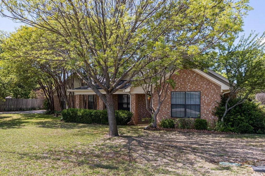 3910 Country Ln, Granbury, TX 76048