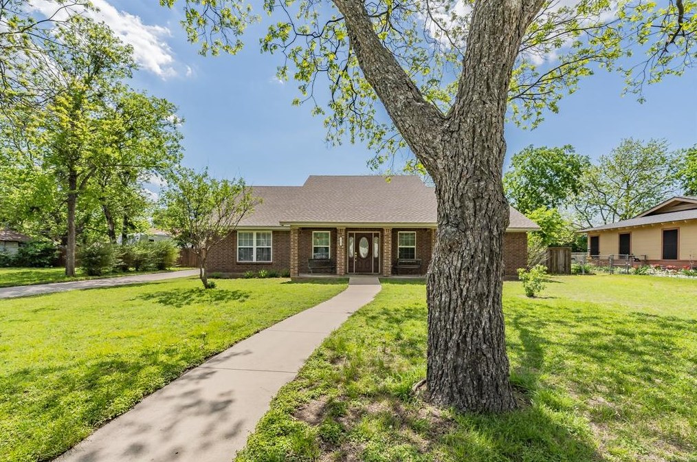 1105 Grand Ave, Cleburne, TX 76033